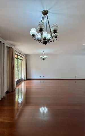 Casa à venda com 491m², 4 quartos e 6 vagas Casa à venda com 491m², 4 quartos e 6 vagasSala