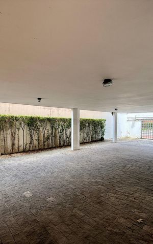 Casa à venda com 491m², 4 quartos e 6 vagas Casa à venda com 491m², 4 quartos e 6 vagasGaragem
