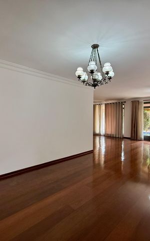 Casa à venda com 491m², 4 quartos e 6 vagas Casa à venda com 491m², 4 quartos e 6 vagasSala