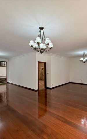 Casa à venda com 491m², 4 quartos e 6 vagas Casa à venda com 491m², 4 quartos e 6 vagasSala
