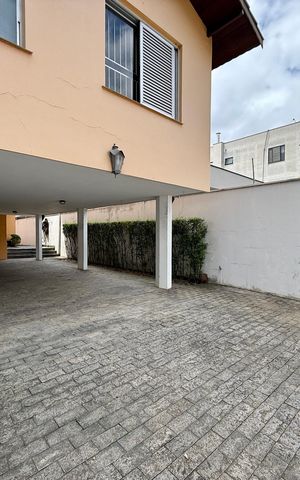 Casa à venda com 491m², 4 quartos e 6 vagas Casa à venda com 491m², 4 quartos e 6 vagasGaragem