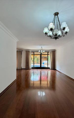 Casa à venda com 491m², 4 quartos e 6 vagas Casa à venda com 491m², 4 quartos e 6 vagasSala