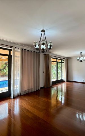 Casa à venda com 491m², 4 quartos e 6 vagas Casa à venda com 491m², 4 quartos e 6 vagasSala