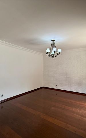 Casa à venda com 491m², 4 quartos e 6 vagas Casa à venda com 491m², 4 quartos e 6 vagasSala