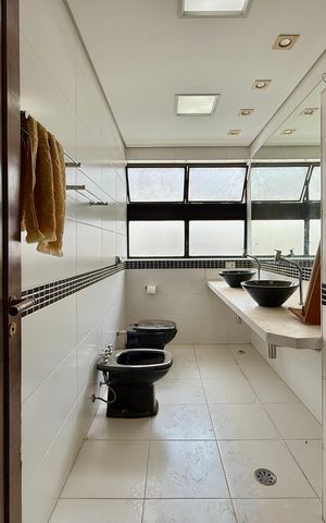 Casa à venda com 491m², 4 quartos e 6 vagas Casa à venda com 491m², 4 quartos e 6 vagasBanheiro Social