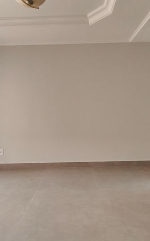 Casa de condomínio à venda com 334m², 4 quartos e 4 vagas Casa de condomínio à venda com 334m², 4 quartos e 4 vagasSala de TV