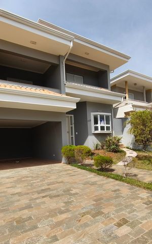 Casa de condomínio à venda com 334m², 4 quartos e 4 vagas Casa de condomínio à venda com 334m², 4 quartos e 4 vagasFachada