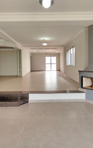 Casa de condomínio à venda com 334m², 4 quartos e 4 vagas Casa de condomínio à venda com 334m², 4 quartos e 4 vagasSala de Estar
