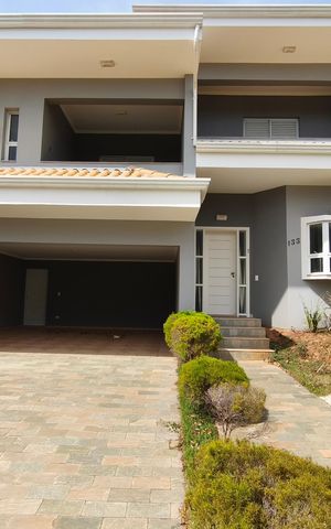 Casa de condomínio à venda com 334m², 4 quartos e 4 vagas Casa de condomínio à venda com 334m², 4 quartos e 4 vagasFachada