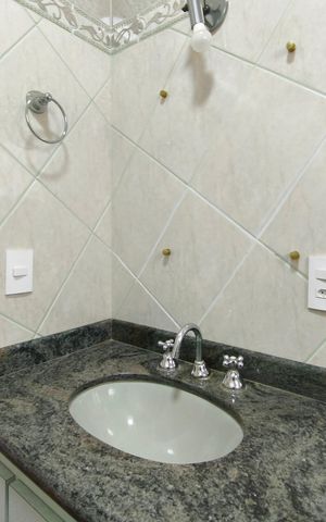 Casa de condomínio à venda com 334m², 4 quartos e 4 vagas Casa de condomínio à venda com 334m², 4 quartos e 4 vagasBanheiro da Suíte 2