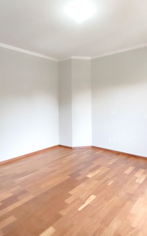 Casa de condomínio à venda com 334m², 4 quartos e 4 vagas Casa de condomínio à venda com 334m², 4 quartos e 4 vagasSuíte 2