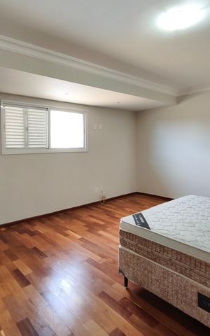 Casa de condomínio à venda com 334m², 4 quartos e 4 vagas Casa de condomínio à venda com 334m², 4 quartos e 4 vagasSuíte