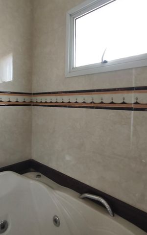 Casa de condomínio à venda com 334m², 4 quartos e 4 vagas Casa de condomínio à venda com 334m², 4 quartos e 4 vagasBanheiro da Suíte 1