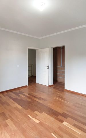 Casa de condomínio à venda com 334m², 4 quartos e 4 vagas Casa de condomínio à venda com 334m², 4 quartos e 4 vagasSuíte 2