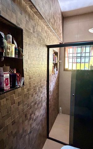 Casa à venda com 194m², 3 quartos e 2 vagas Casa à venda com 194m², 3 quartos e 2 vagasBanheiro da Suíte