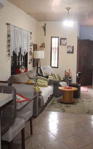 Casa à venda com 180m², 3 quartos e 2 vagas Casa à venda com 180m², 3 quartos e 2 vagasSala