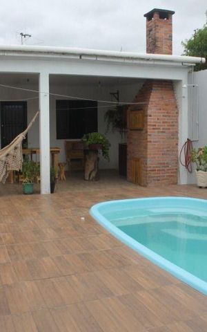 Casa à venda com 180m², 3 quartos e 2 vagas Casa à venda com 180m², 3 quartos e 2 vagasPiscina