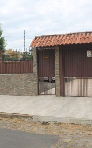 Casa à venda com 180m², 3 quartos e 2 vagas Casa à venda com 180m², 3 quartos e 2 vagasFachada