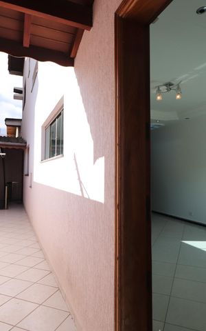 Casa à venda com 220m², 3 quartos e 4 vagasCorredor externo