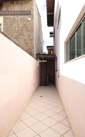 Casa à venda com 220m², 3 quartos e 4 vagasCorredor externo