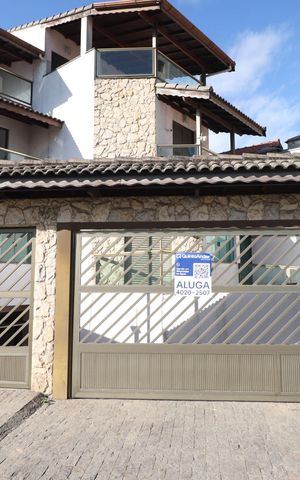 Casa à venda com 220m², 3 quartos e 4 vagasFachada + Placa
