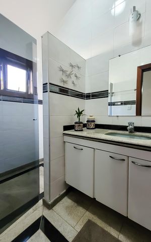 Casa de condomínio à venda com 350m², 4 quartos e 4 vagas Casa de condomínio à venda com 350m², 4 quartos e 4 vagasBanherio Suite 4