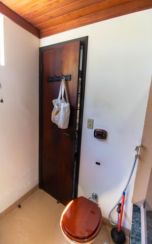 Casa de condomínio à venda com 210m², 4 quartos e 2 vagas Casa de condomínio à venda com 210m², 4 quartos e 2 vagasBanheiro da Suíte