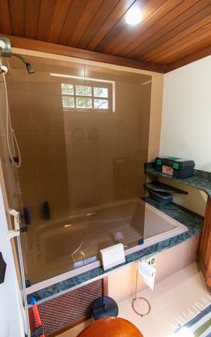 Casa de condomínio à venda com 210m², 4 quartos e 2 vagas Casa de condomínio à venda com 210m², 4 quartos e 2 vagasBanheiro da Suíte