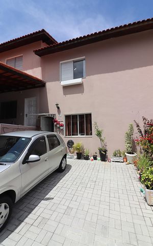 Casa de condomínio à venda com 90m², 2 quartos e 2 vagasFachada Interna e Garagem