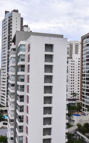 Apartamento à venda com 200m², 3 quartos e 3 vagasVista da Suíte 2