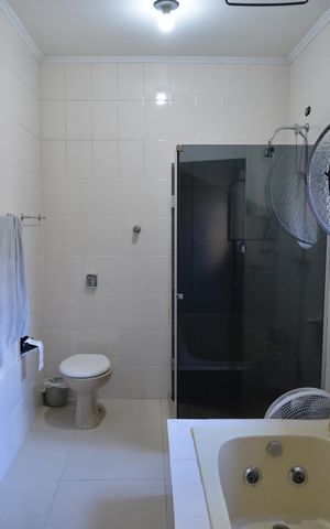 Casa à venda com 323m², 3 quartos e 4 vagasBanheiro da Suíte