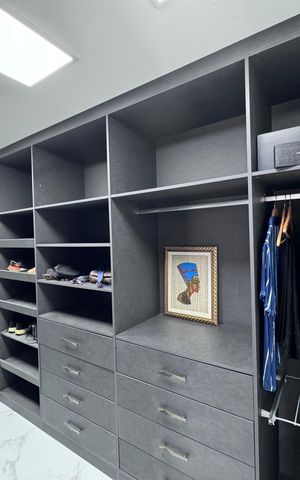 Casa de condomínio à venda com 407m², 5 quartos e 2 vagas Casa de condomínio à venda com 407m², 5 quartos e 2 vagasSuíte 1 - Closet