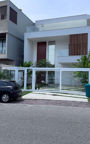 Casa de condomínio à venda com 407m², 5 quartos e 2 vagas Casa de condomínio à venda com 407m², 5 quartos e 2 vagasFachada