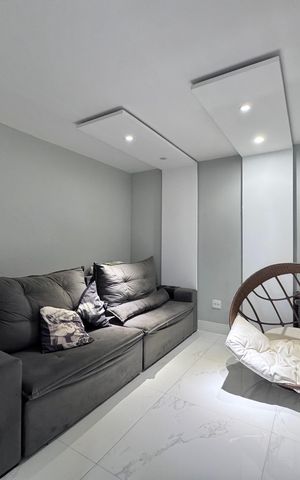 Casa de condomínio à venda com 407m², 5 quartos e 2 vagas Casa de condomínio à venda com 407m², 5 quartos e 2 vagasSala de TV