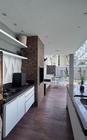 Casa de condomínio à venda com 407m², 5 quartos e 2 vagas Casa de condomínio à venda com 407m², 5 quartos e 2 vagasÁrea externa