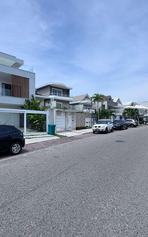 Casa de condomínio à venda com 407m², 5 quartos e 2 vagas Casa de condomínio à venda com 407m², 5 quartos e 2 vagasFachada