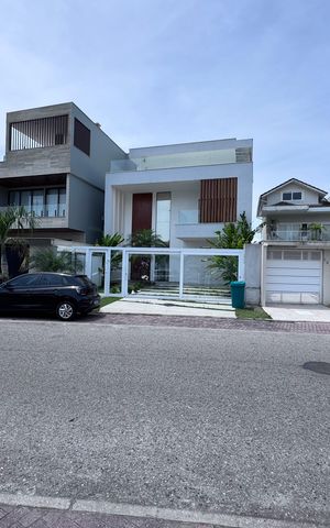 Casa de condomínio à venda com 407m², 5 quartos e 2 vagas Casa de condomínio à venda com 407m², 5 quartos e 2 vagasFachada