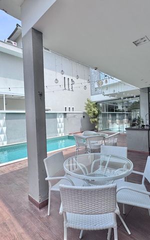 Casa de condomínio à venda com 407m², 5 quartos e 2 vagas Casa de condomínio à venda com 407m², 5 quartos e 2 vagasÁrea externa