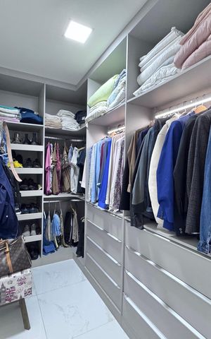 Casa de condomínio à venda com 407m², 5 quartos e 2 vagas Casa de condomínio à venda com 407m², 5 quartos e 2 vagasSuíte 2 - Closet