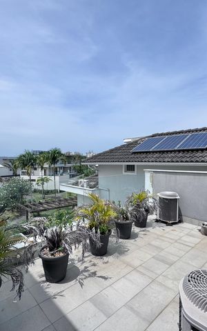 Casa de condomínio à venda com 407m², 5 quartos e 2 vagas Casa de condomínio à venda com 407m², 5 quartos e 2 vagasÁrea Externa