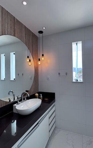 Casa de condomínio à venda com 407m², 5 quartos e 2 vagas Casa de condomínio à venda com 407m², 5 quartos e 2 vagasBanheiro da Suíte 1