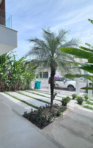 Casa de condomínio à venda com 407m², 5 quartos e 2 vagas Casa de condomínio à venda com 407m², 5 quartos e 2 vagasÁrea externa