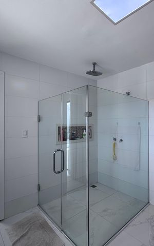 Casa de condomínio à venda com 407m², 5 quartos e 2 vagas Casa de condomínio à venda com 407m², 5 quartos e 2 vagasBanheiro da Suíte 1