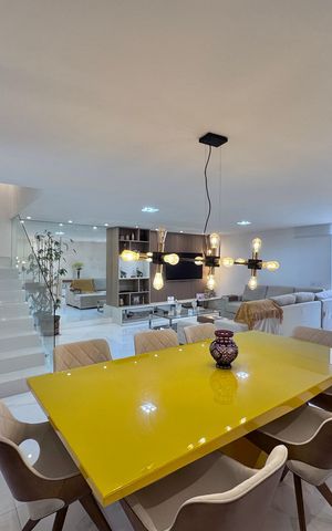 Casa de condomínio à venda com 407m², 5 quartos e 2 vagas Casa de condomínio à venda com 407m², 5 quartos e 2 vagasSala