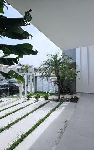 Casa de condomínio à venda com 407m², 5 quartos e 2 vagas Casa de condomínio à venda com 407m², 5 quartos e 2 vagasÁrea externa