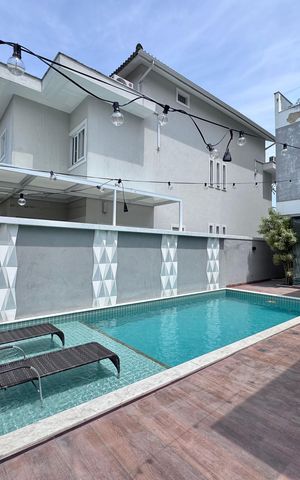 Casa de condomínio à venda com 407m², 5 quartos e 2 vagas Casa de condomínio à venda com 407m², 5 quartos e 2 vagasÁrea externa