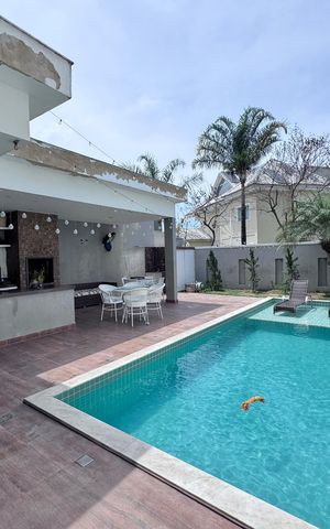Casa de condomínio à venda com 407m², 5 quartos e 2 vagas Casa de condomínio à venda com 407m², 5 quartos e 2 vagasÁrea externa