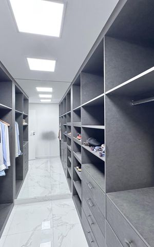 Casa de condomínio à venda com 407m², 5 quartos e 2 vagas Casa de condomínio à venda com 407m², 5 quartos e 2 vagasSuíte 1 - Closet