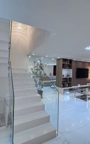 Casa de condomínio à venda com 407m², 5 quartos e 2 vagas Casa de condomínio à venda com 407m², 5 quartos e 2 vagasSala