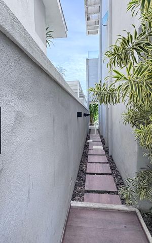 Casa de condomínio à venda com 407m², 5 quartos e 2 vagas Casa de condomínio à venda com 407m², 5 quartos e 2 vagasÁrea externa